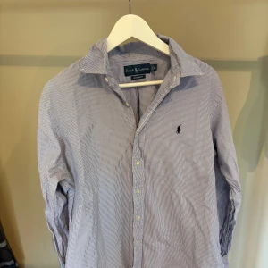 Ralph Lauren skjorta - Snygg Ralph lauren skjorta I väldigt gott skick. Hör gärna av dig vid funderingar👍 Fler färger och storlekar på min profil.