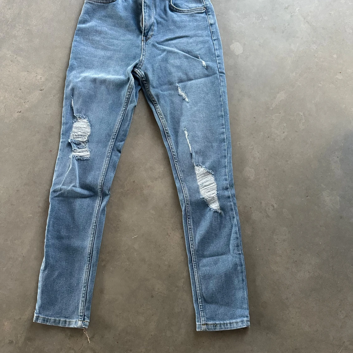 Ljusblå ripped skinny jeans XS