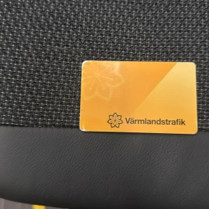 Värmlandstrafikkort - Bilden visar ett Värmlandstrafik resekort, vilket används för kollektivtrafik i Värmland. Kortet är orange med Värmlandstrafiks logotyp och text. Inga synliga defekter eller slitage utöver lättare hörnslitage. Observera att detta inte är en elektronikprodukt.