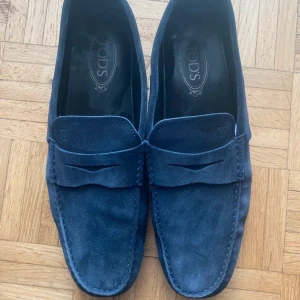 Tods loafers - Ett par jättefina klassiska loafers från märket Tods i extremt fint skick. Nypris på dessa ligger runt 3500. Storlek 44. 