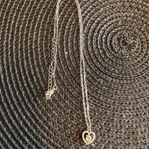 Halsband  - Nytt halsband silverfärgat med hjärta med diamanter. Helt nytt, oanvänt. 