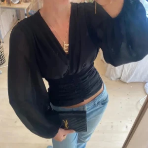 Svart blus - Jättefin långärmad blus med puffiga ärmar och tight midja☺️💗