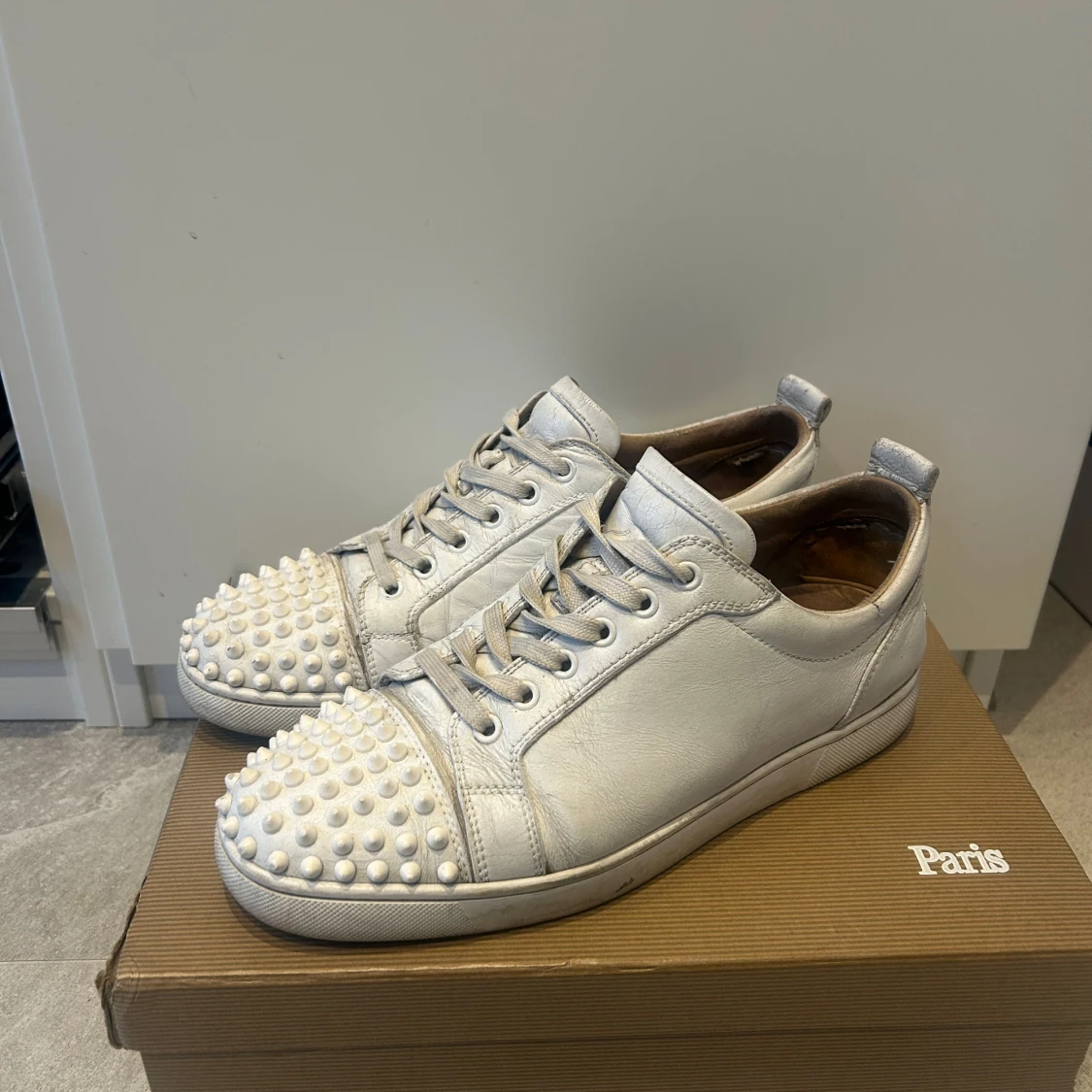 Christian Louboutin vita sneakers med nitar
