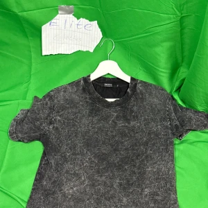 Svart  t-shirt  BOSS - Cool svart t-shirt från BOSS, nästan marmorerad look. Klassisk rund hals och korta ärmar. Perfekt för dig som gillar streetstyle och vill ha något som sticker ut. Materialet känns mjukt och skönt mot huden.Liknande modell som originalet!