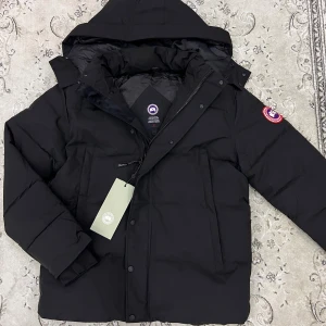 Canada goose jacka - Canada goose jacka skick 10/10 , päls kommer även med, jackan har inga fel eller är skadad på något sett pris går självklart att diskuteras som vanligt❤️