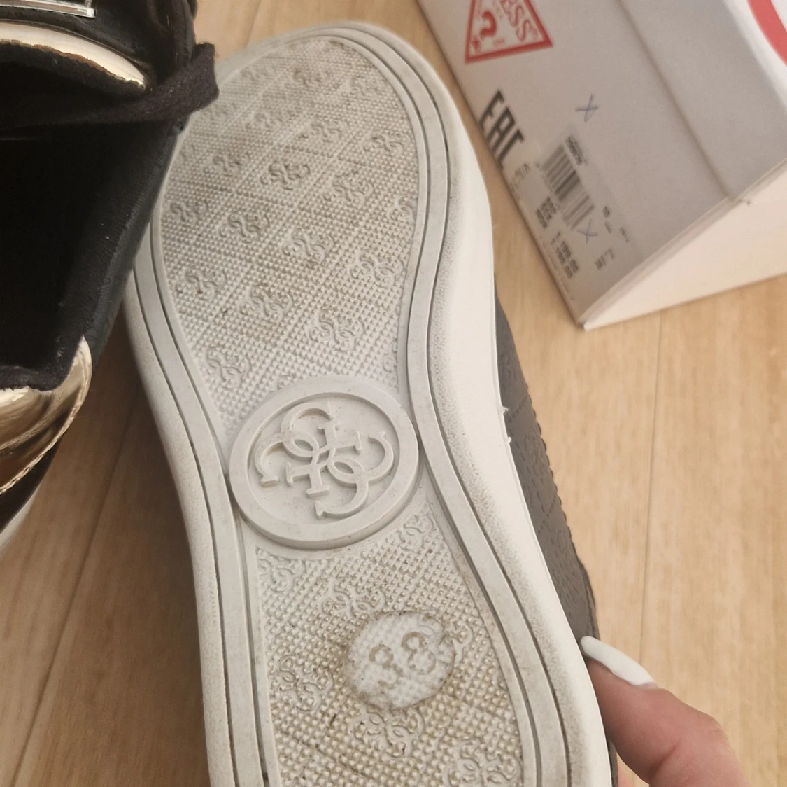 Svarta sneakers från Guess med gulddetaljer - 3