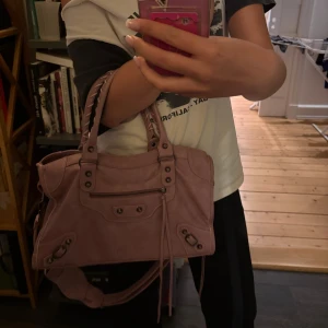 Rosa väska  - Säljer en b@lenciaga city bag dupe i ljusrosa, storlek 38cm💕 Säljer också på vinted ifall du vill ha billigare frakt