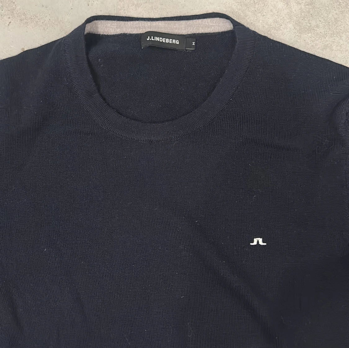 Mörkblå stickad tröja från J.Lindeberg - 1