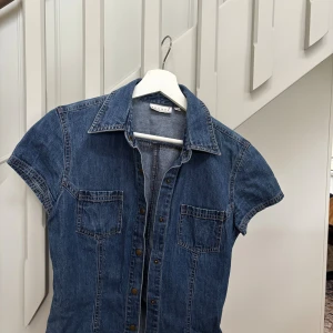 Jeans skjorta med knappar  - En så fin jeans skjorta i mycket bra skick. Tröjan är i storlek 34! Säljes nu för 110kr. Skickas så snabbt som möjligt vid köp! 