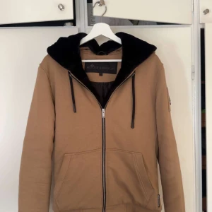 Moose Knuckles - Säljer denna riktigt fräscha Moose Knuckles Bunny. Inga skador eller defekter förekommer utan den är i riktigt bra skick. Den är Xs men sitter mer som en S/M. Givetvis äkta✅✅Hör av er vid fler frågor och funderingar🙌🙌