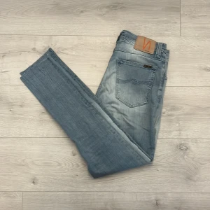Nudie jeans  - Hej! Säljer ett par nudie jeans i fint sick//jeansen har inga defekter (avklippta längst ner) och är i storleken W29 L34//hör av er vid frågor! 