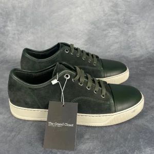 Lanvin - Lanvin i storlek 41 i färgen olive. Väldigt sällsynt färg. Inga defekter på skon och den är i dunder skick