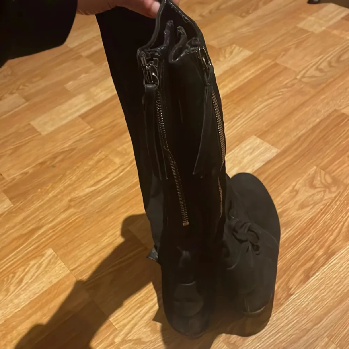 Svarta stövlar med rosettdetalj - 2