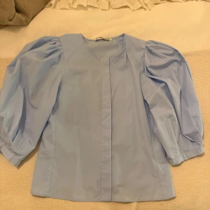 Fin blus - Superfin blus från Zara som aldrig är använd. Kom privat för fler bilder. Pris kan diskuteras vid snabb affär💕