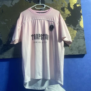 Trapstar  - En snygg trapstar fotboll tröja i rosa, numret på baksidan är då dom tillverkade tröjan. ÄKTA SÅKLART!!