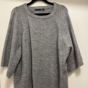 Grå stickad tröja - Mysig och enkel grå stickad tröja från 157.