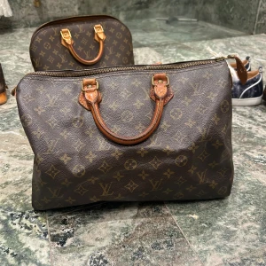 Louis Vuitton speedy - Louis Vuitton  Speedy 35 Datecode:892 (1989) Skick: Lås ingår Missfärgad vanchetta men canvas är i bra skick! Metall detaljer har tappat lite färg  Dragkedja fungerar bra  Generellt okej skick!