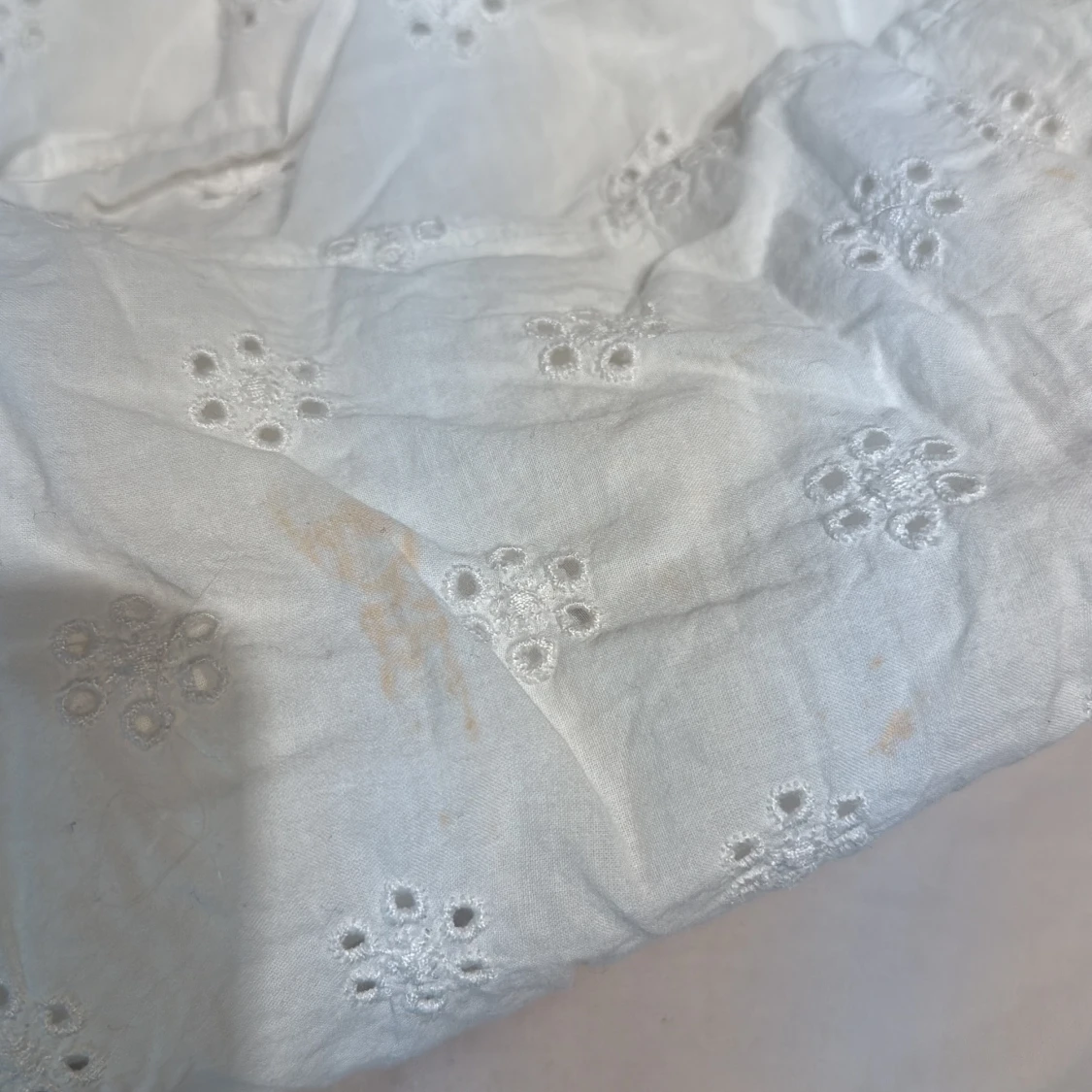 Vit långkjol med broderade blommor - 1