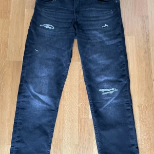 Jack and Jones jeans slitna - Hej, jag säljer mina Jack and Jones jeans som nu har blivit för små för mig, de är knappt använda och i bra skick, hör av er vid frågor!