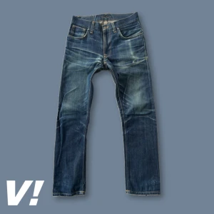 Nudie jeans Grim Tim dry selvedge 29:30 - Galna kontrast-fadeade Grim tim jeans, skicket är mycket bra, har enstaka hål pga hård honeycombing samt whiskering, de har lagade blowouts och en liten fläck under högra bältesloopen.  IB-Längd: 71 cm YB-Längd: 96cm Midja: 38cm Lår: 22cm Benöppning: 17cm Dm:a mig vid frågor