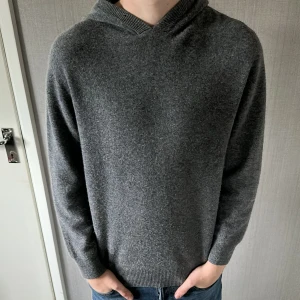 Cashmere hoodie - | Säljer denna cashmere hoodie i mörkgrå | modellen är 178cm och väger 67kg | kom med prisförslag |