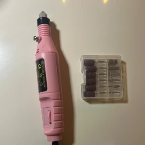 Elektrisk nagelfil med tillbehör - Elektrisk nagelfil i rosa med USB, justerbar hastighet och flera sliphuvuden kommer med. Helt ny