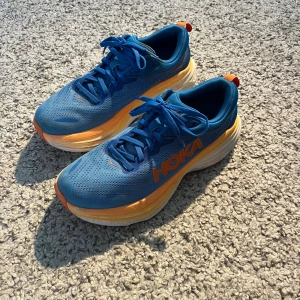 Hooka löparskor - Extremt snygga hooka löparskor som har blivit lite för småa. Extremt bra skick, storlek 40 2/3. Hör av er vid fundering 