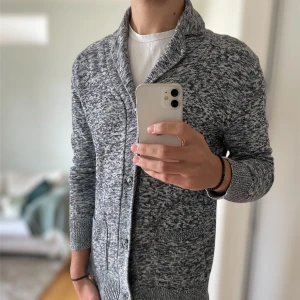 Marinblåmelerad cardigan  - Skön cardigan med riktigt bra passform | skick 9/10✅| skriv vid frågor eller funderingar!