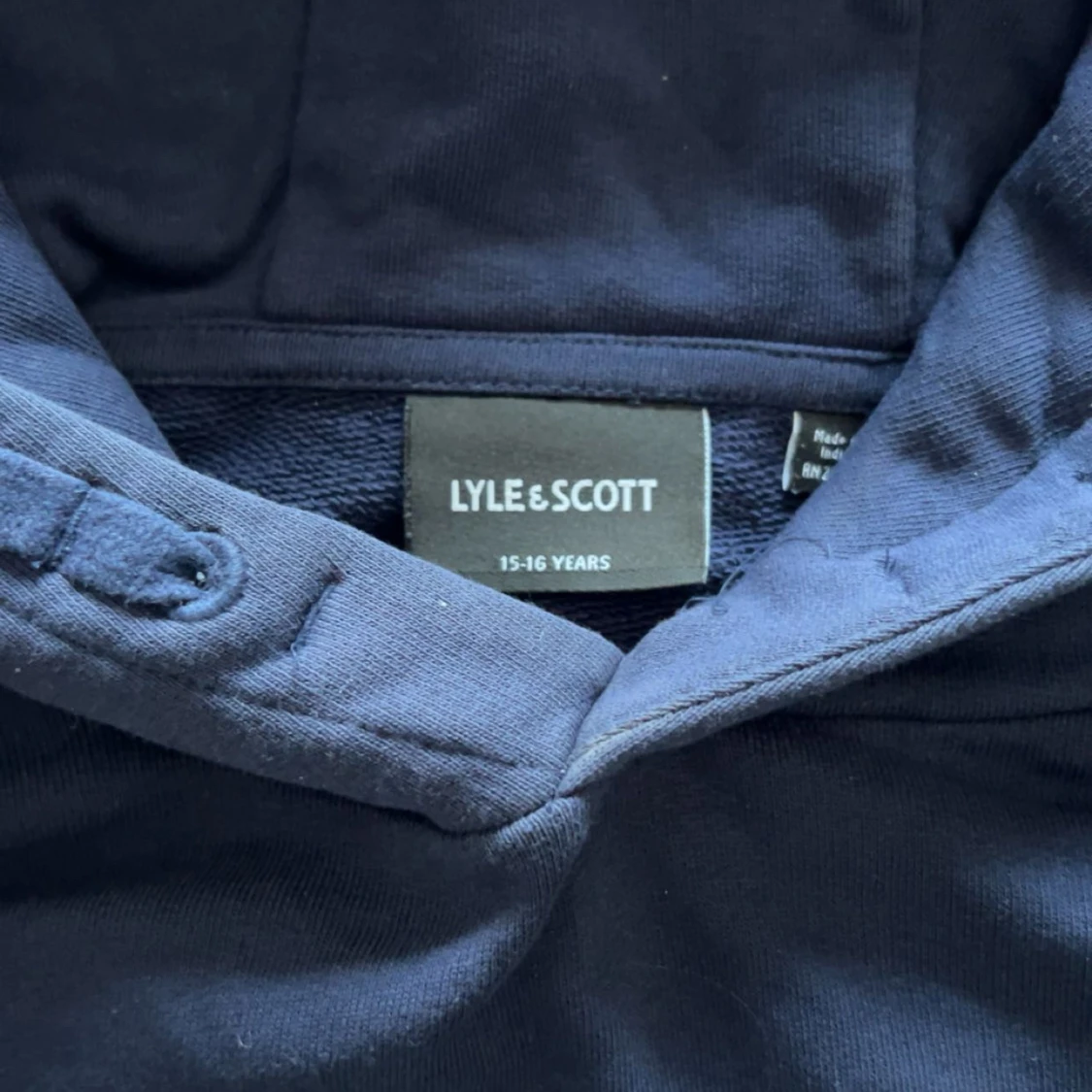 Marinblå hoodie från Lyle & Scott - 3