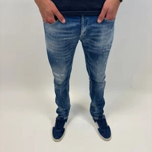 Dondup Jeans George  - Dondup Jeans George! Trendigaste jeansen på marknaden.  Skick= 9,5/10 Ny pris= 4000 kr Säljs för= 1199 kr (Modellen har original slitningar från fabrik vilket är väldigt eftertraktat och populärt) 