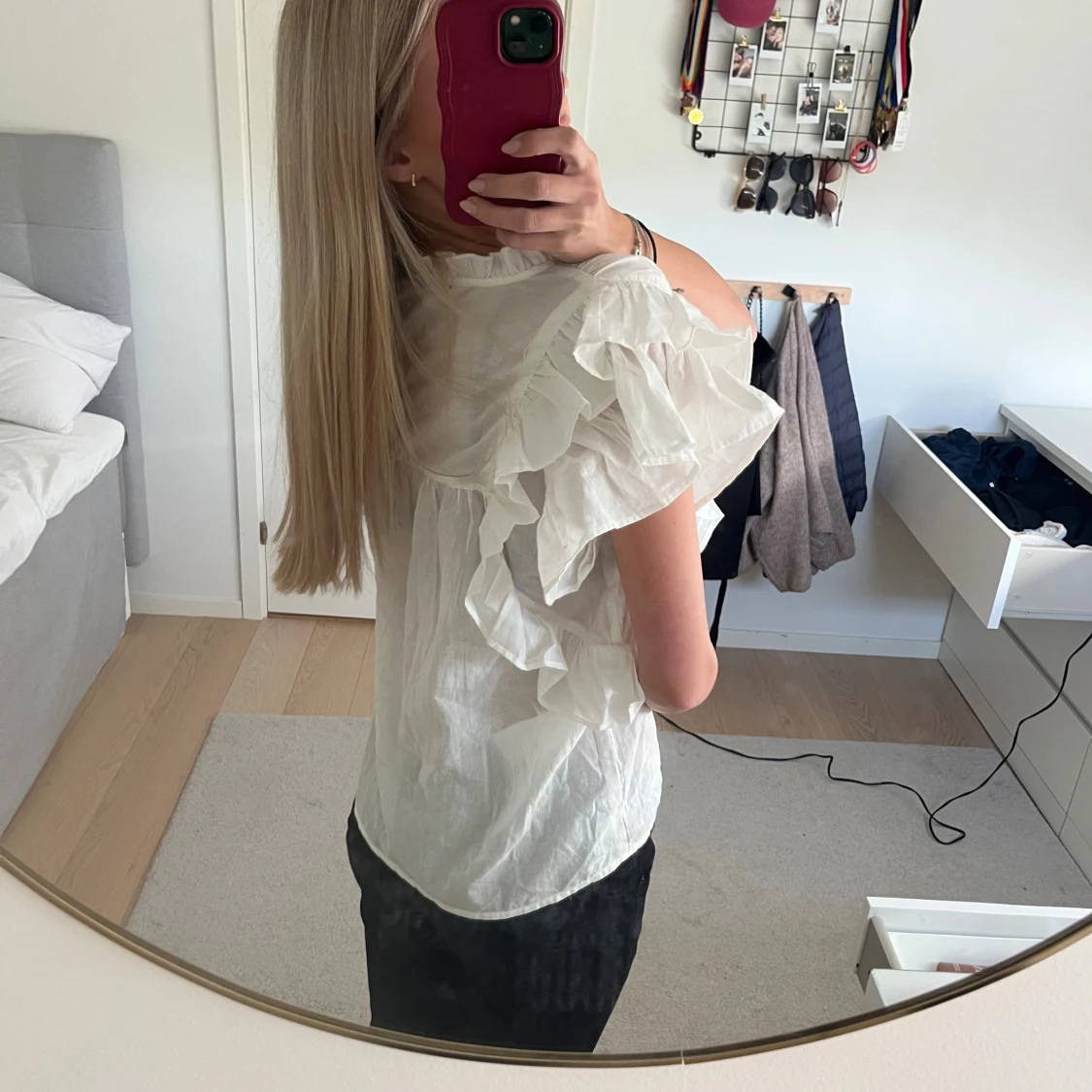 Vit blus med volanger från ONLY - 1