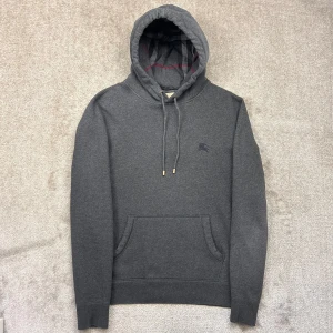 Burberry hoodie grå - Burberry hoodie grå | Skick: 9/10 | Storlek: M, fits S | Pris: 1799 kr | Tillbehör: Inget | Fler frågor? Hör av dig isåfall!