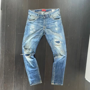 Jack and Jones jeans med slitningar - Säljer ett par feta Jack and Jones jeans med slitningar. De är för stora på mig därav säljs dem. De är slim-fit. Hör av dig om du har frågor! Pris kan diskuteras.