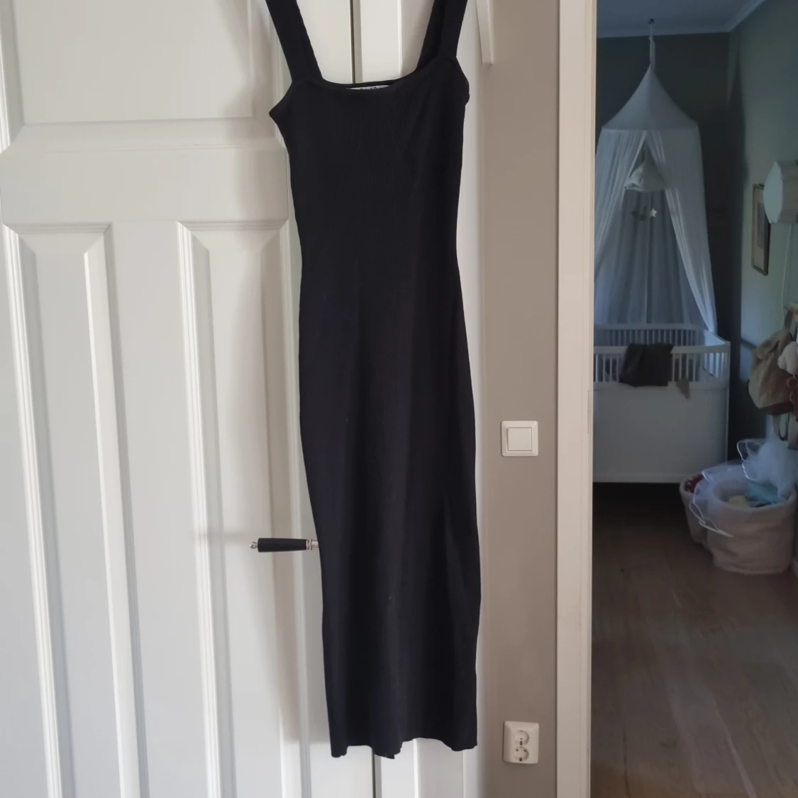 Svart ribbad långklänning från NA-KD - 1