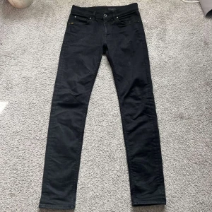 Svarta Jeans från Tiger of Sweden - Säljer nu mina Tiger of Sweden jeans i storlek W29 och L32, modellen är lite slim i storleken, men byxorna är så gott som nya då de är använda väldigt få gånger! Skick: 9/10. Priset är absolut ej hugget i sten och vid en snabb affär kan jag gå ner i pris! Hör gärna av er vid minsta lilla fråga!!!