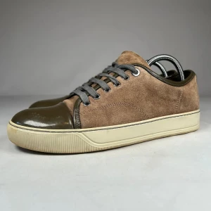 Bruna Lanvins - Snygga Lanvins i brun mocka. Skorna har grå snören och en clean och stilren look. Skorna är i storlek: 40,5, och kostar 1899kr. Nypriset är 4499kr. Skriv vid funderingar😊