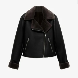 Svart teddyjacka från Mango med dragkedja - Säljer en svart teddyjacka från mango med mjukt brunt foder och bred krage. Jackan har silvriga dragkedjor, två fickor och uppvikta ärmslut. Har inte kommit till användning en enda gång därför nytt skick. 