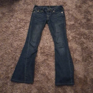 True religion blå jeans  - Superfina blå True religion jeans. W23. Använd, men i väldigt bra skick. Liten skavank som syns på en av bilderna. 