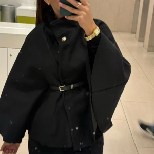 Populär poncho  - Jätte vacker som passar för hösten, endast använd 2 gånger! Säljer pga inte riktigt min stil 