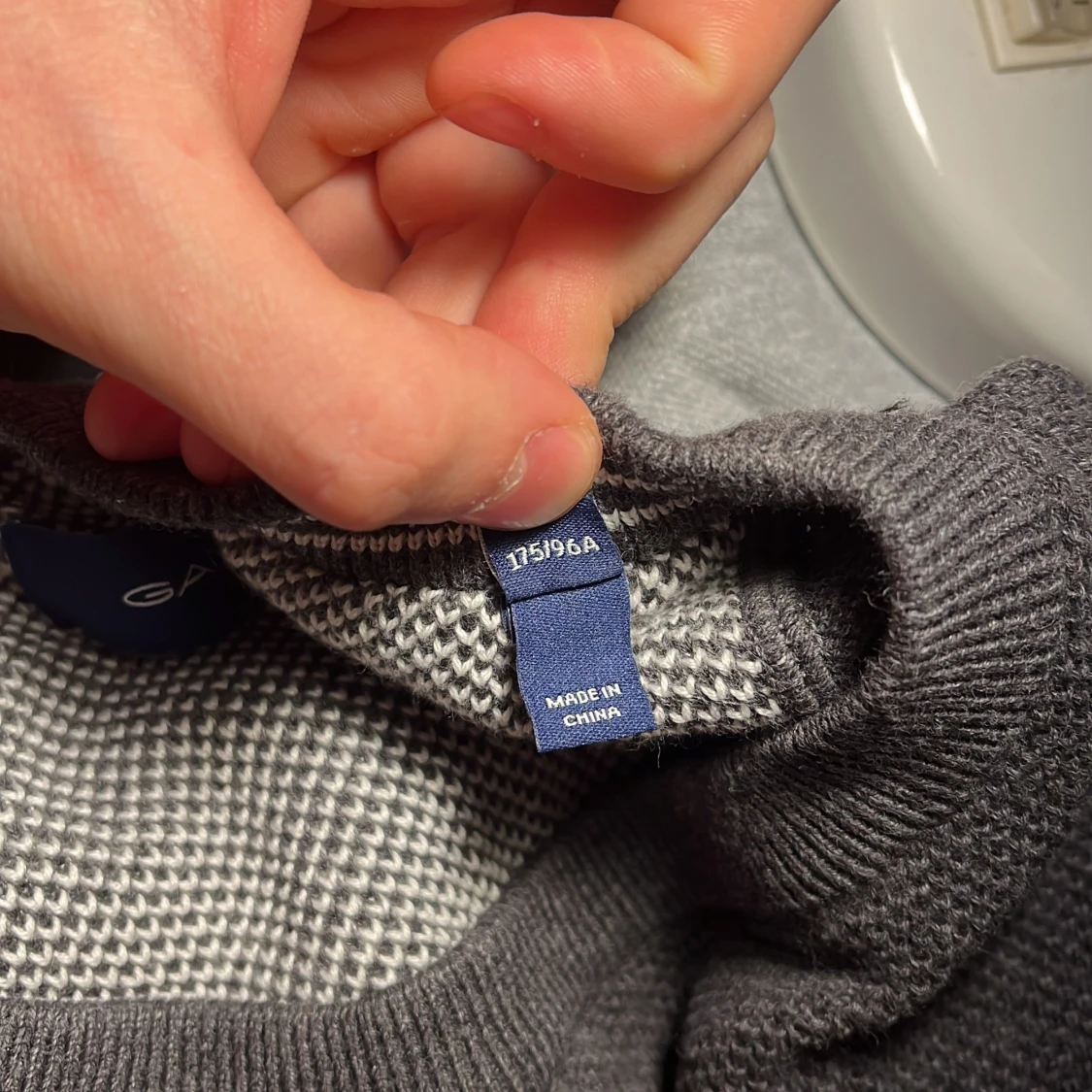 Grå stickad GANT tröja - 3