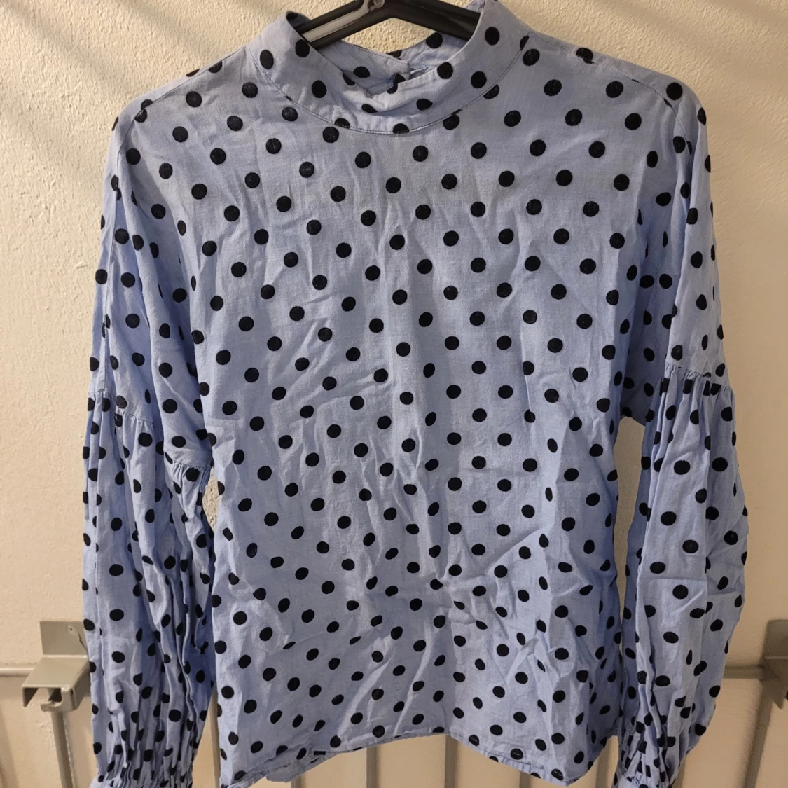 Blå blus med svarta prickar - 2