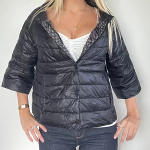 Svart Herno liknade jacka  - FÖLJ FÖR LIKANDE! 🩷 grå/blå Herno liknande jacka som är perfekt för höst/vinter. Storlek L men passar en M. Felfri förutom att deagkedjan är trasig men den har även knappar som är hela och jackan kan därför stängas ordentligt! Tryck köp nu! TK-0061
