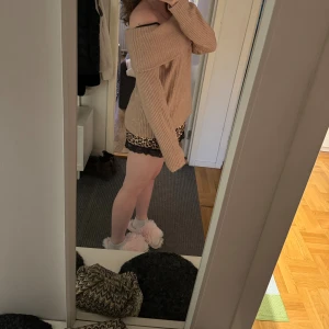 Offshoulder stickad tröja från hm - Säljer en sjukt snygg offshoulder tröja från hm, perfekt nu för kallare dagar, där är aldrig använd. Mjukt material och åker inte ner för axlarna 