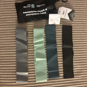 XDFIT 4PC Elastic Resistance Bands - Fyra elastiska träningsband från XDFIT i olika motståndsnivåer. Perfekt för styrketräning, stretching och rehab. Levereras med originalpåse och etikett. Band och tillbehör är oanvända och i mycket gott skick.