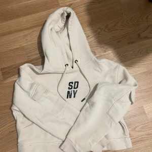 Vit hoodie från Supply & Demand  - Perfekt för en chill och avslappnad stil.