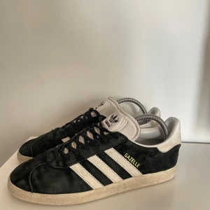 Adidas gazelle - Svarta Gazelles i mycket bra skick. De har använts en del men finns inga defekter då kvaliten på dessa skor är grym. 