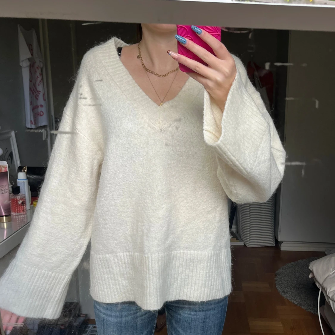 Vit stickad v-ringad tröja från Gina Tricot