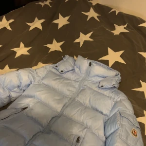 Moncler Maya - Säljes till billigt pris då den inte kommer till användning längre. Kvaliten är otroligt bra
