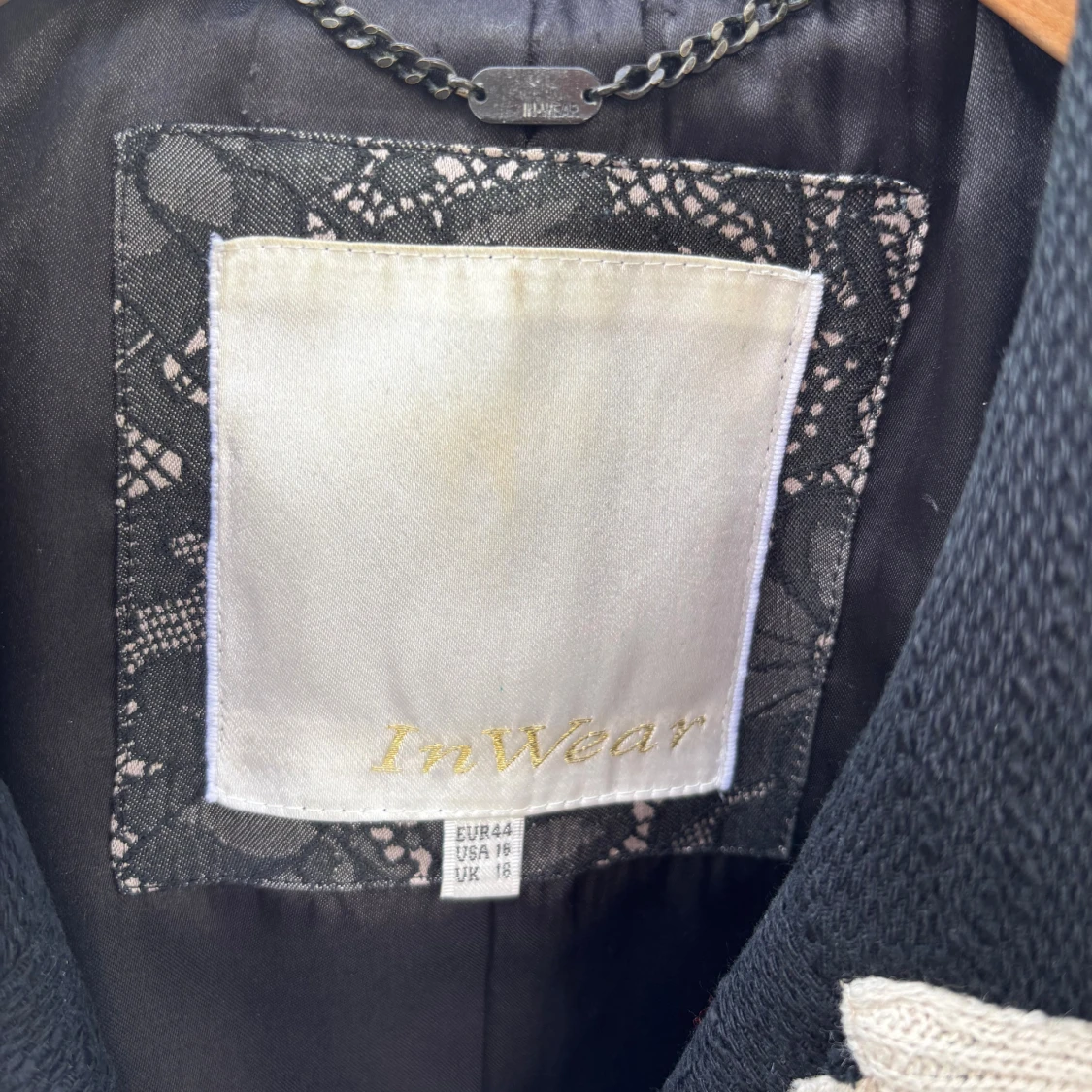 Svart kavaj med vita kanter från InWear - 2