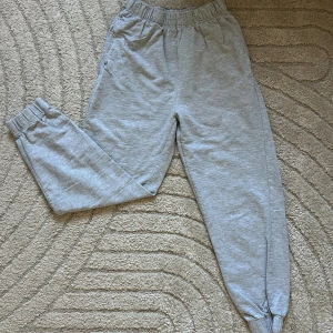 Sköna gråa mjukis byxor - Jättesköna mjukis byxor, de känns som nya är lite tunna fast det går och ha dem inomhus med! Säljer dem för att de är lite korta på mig, jag är 163!